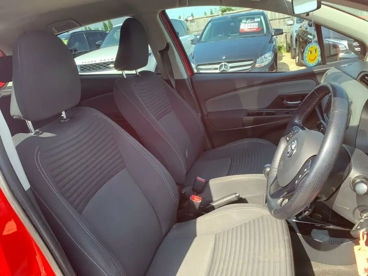 2016-toyota-yaris-133-design-big-25