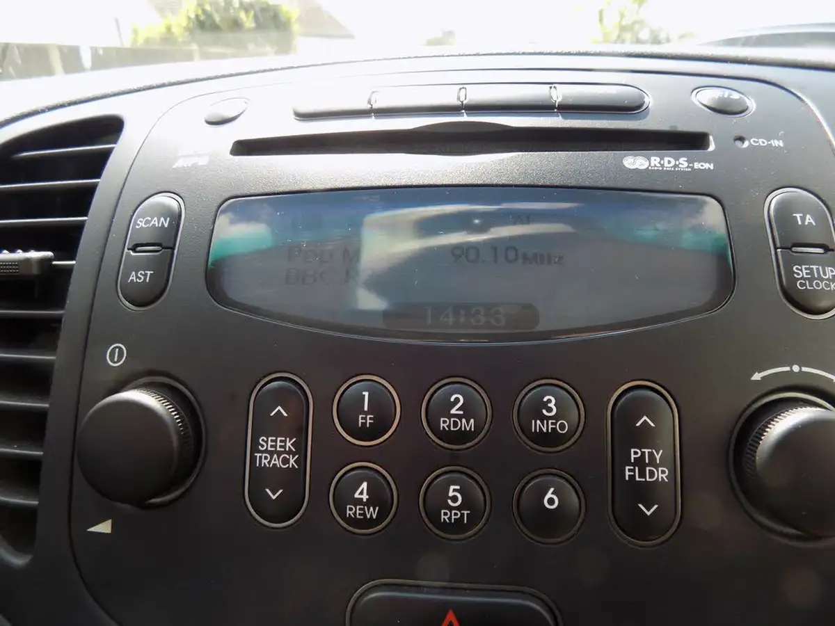 2011-hyundai-i10-12-active-big-31
