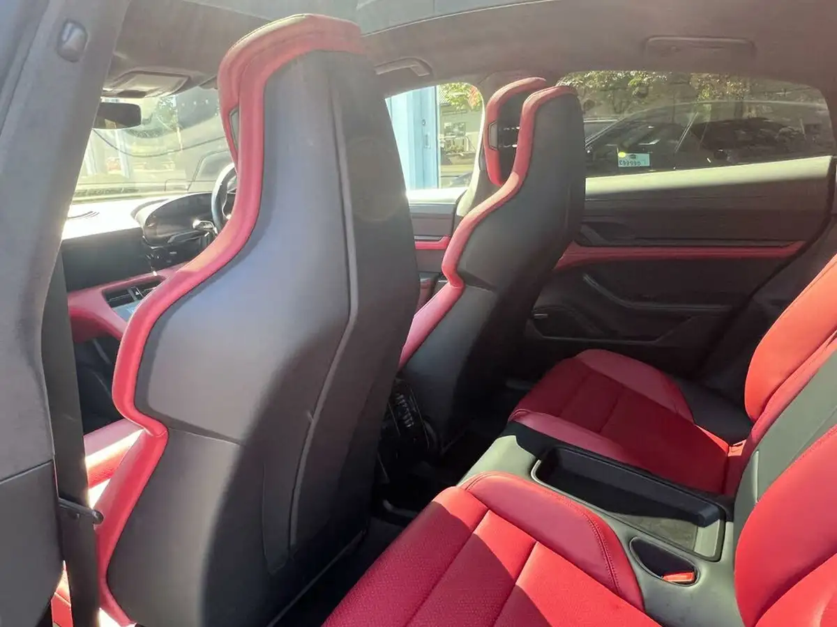 2023-porsche-taycan-e-turbo-big-18