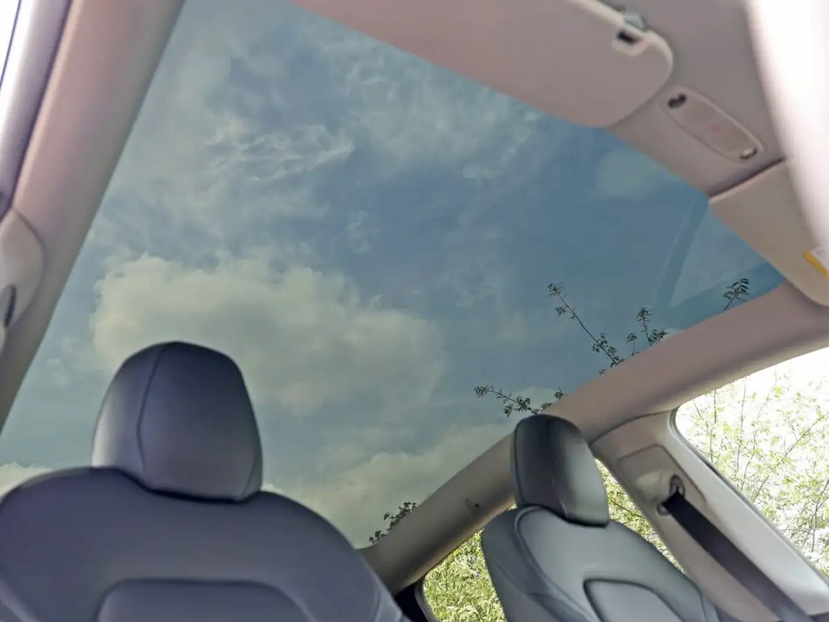 2022-tesla-model-y-e-long-range-big-12