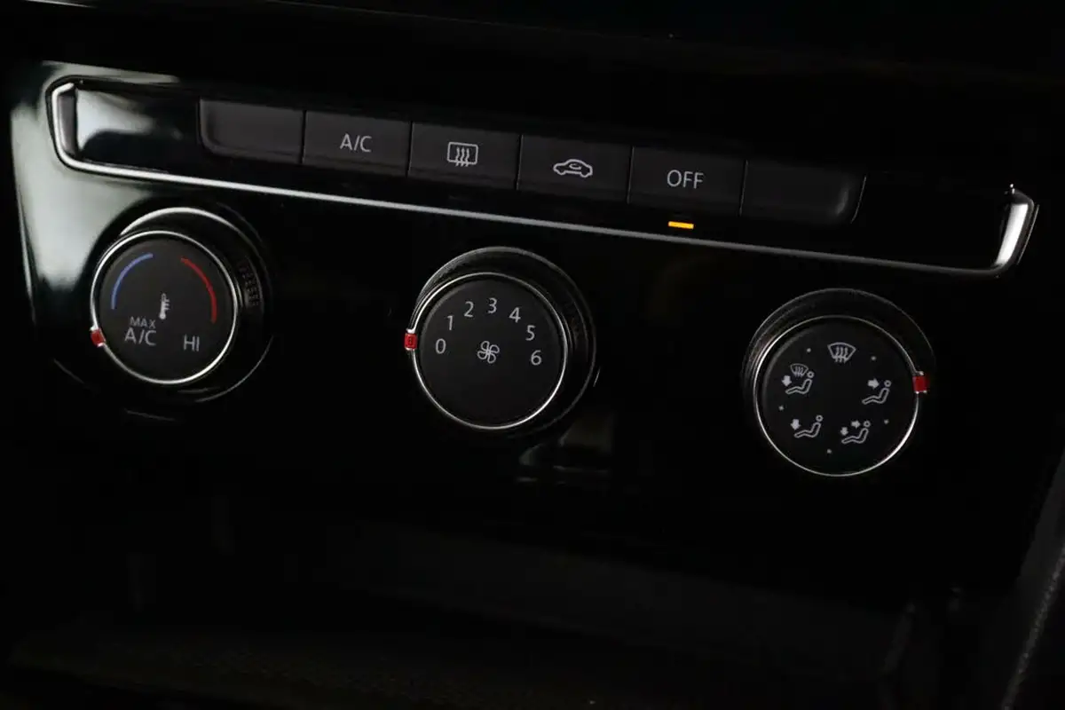 2020-volkswagen-passat-20tdi-se-nav-150ps-saloon-4d-dsg-big-25