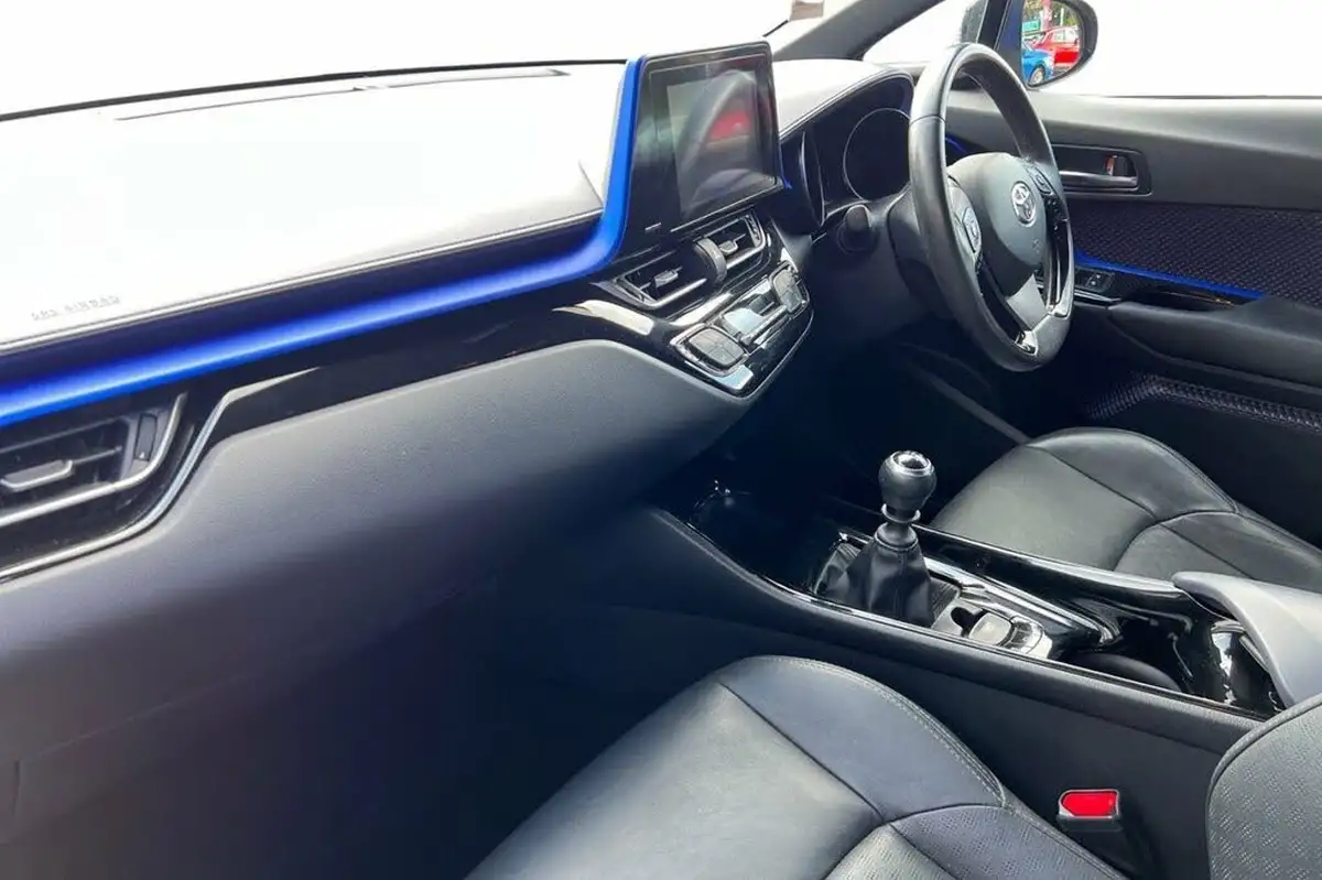 2017-toyota-c-hr-12-dynamic-big-10