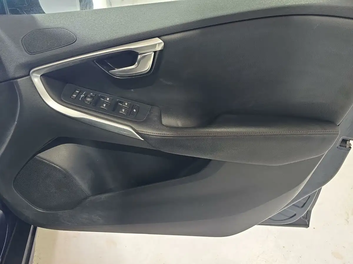 2015-volvo-v40-16td-d2-cross-country-lux-powershift-big-26