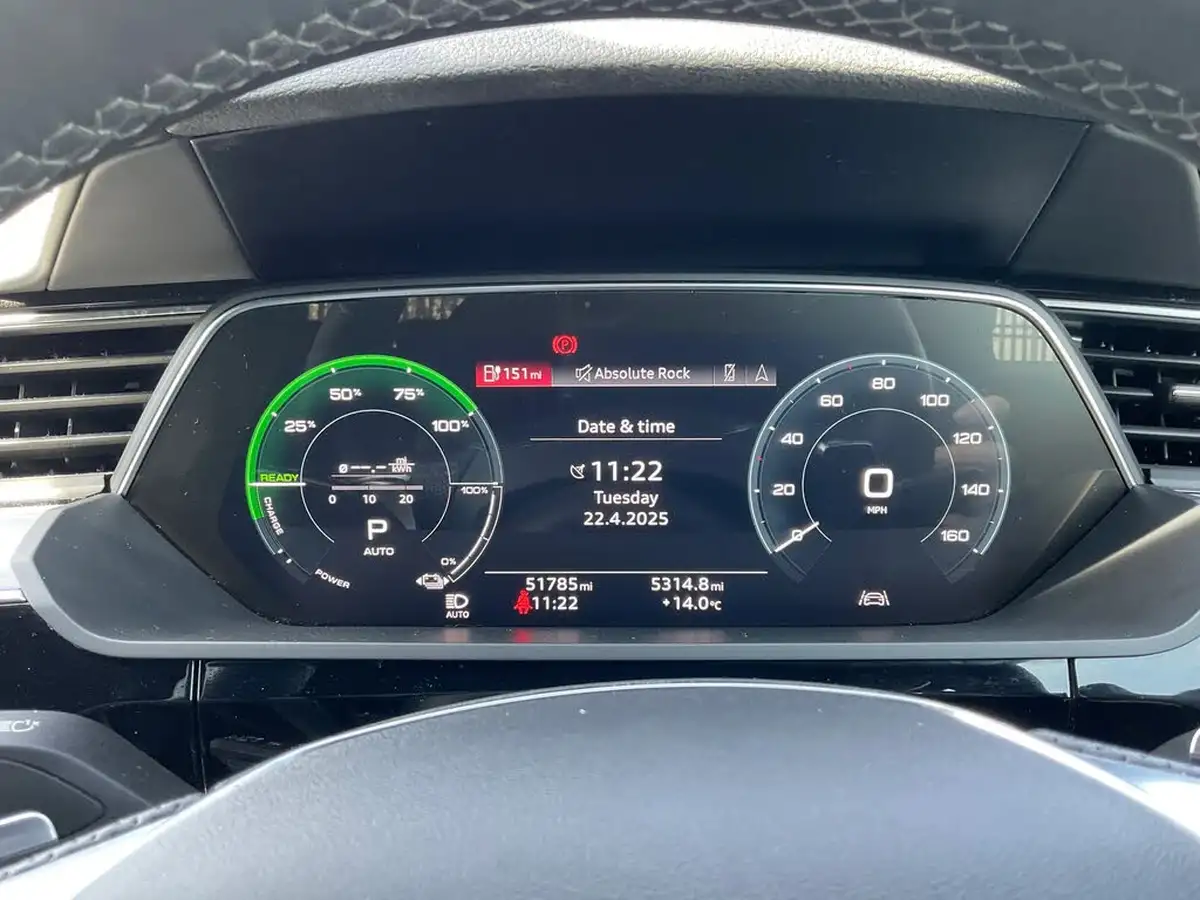 2022-audi-e-tron-50e-black-edition-station-wagon-big-14