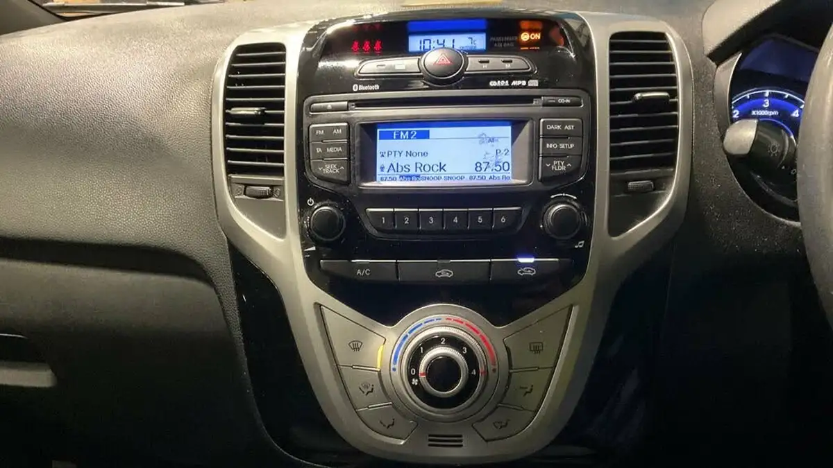 2012-hyundai-ix20-16td-active-big-8