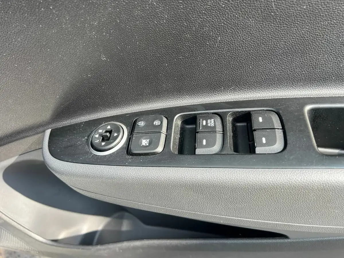 2018-hyundai-i10-10-se-67ps-big-19