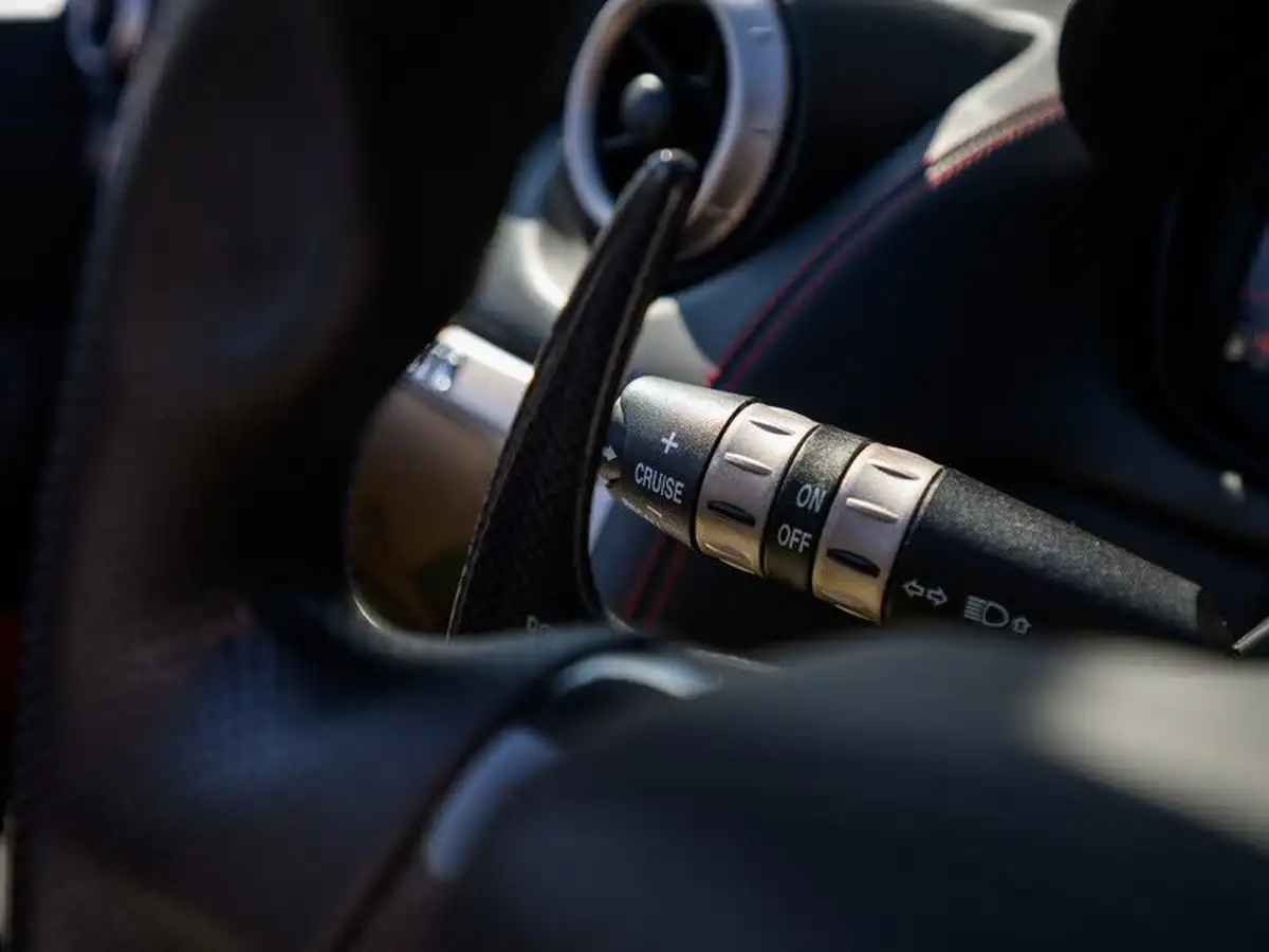 2010-ferrari-california-43-big-30