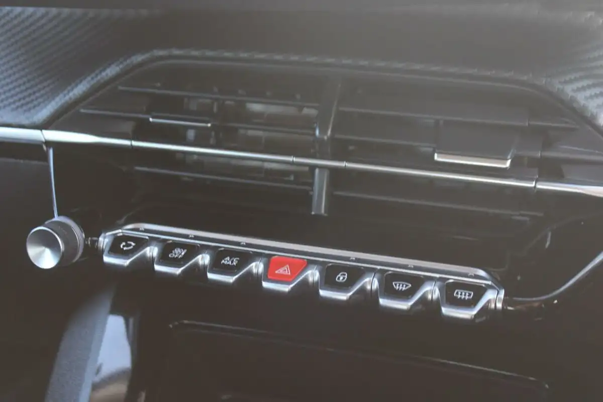 2021-peugeot-2008-suv-12-puretech-active-premium-100bhp-big-16