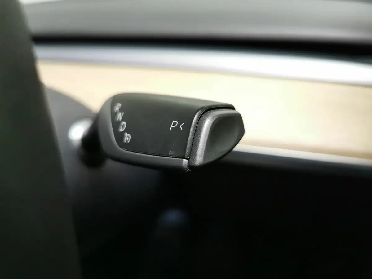 2022-tesla-model-y-e-long-range-big-28
