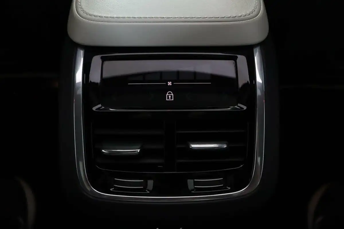 2019-volvo-xc90-20-t8-r-design-pro-390bhp-big-19