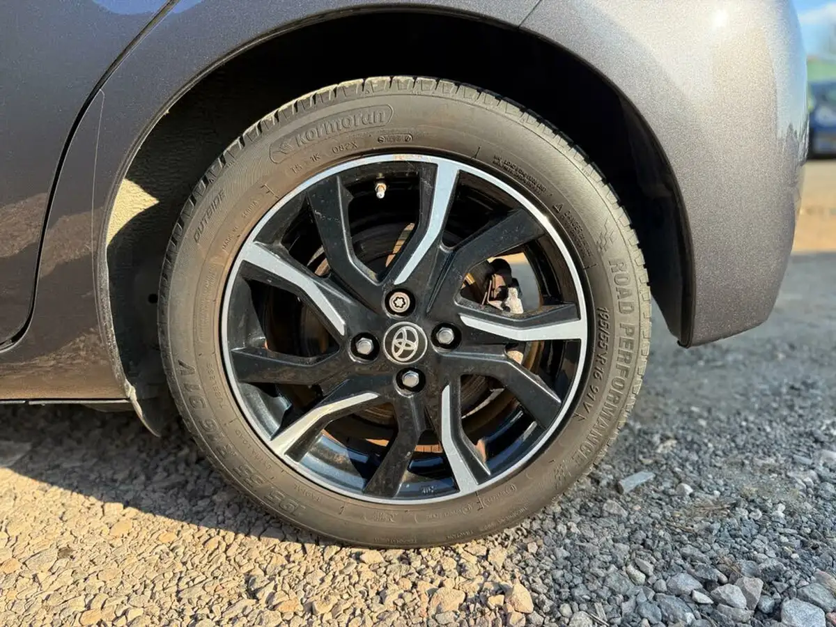 2016-toyota-yaris-15-vvt-i-design-hybrid-big-44