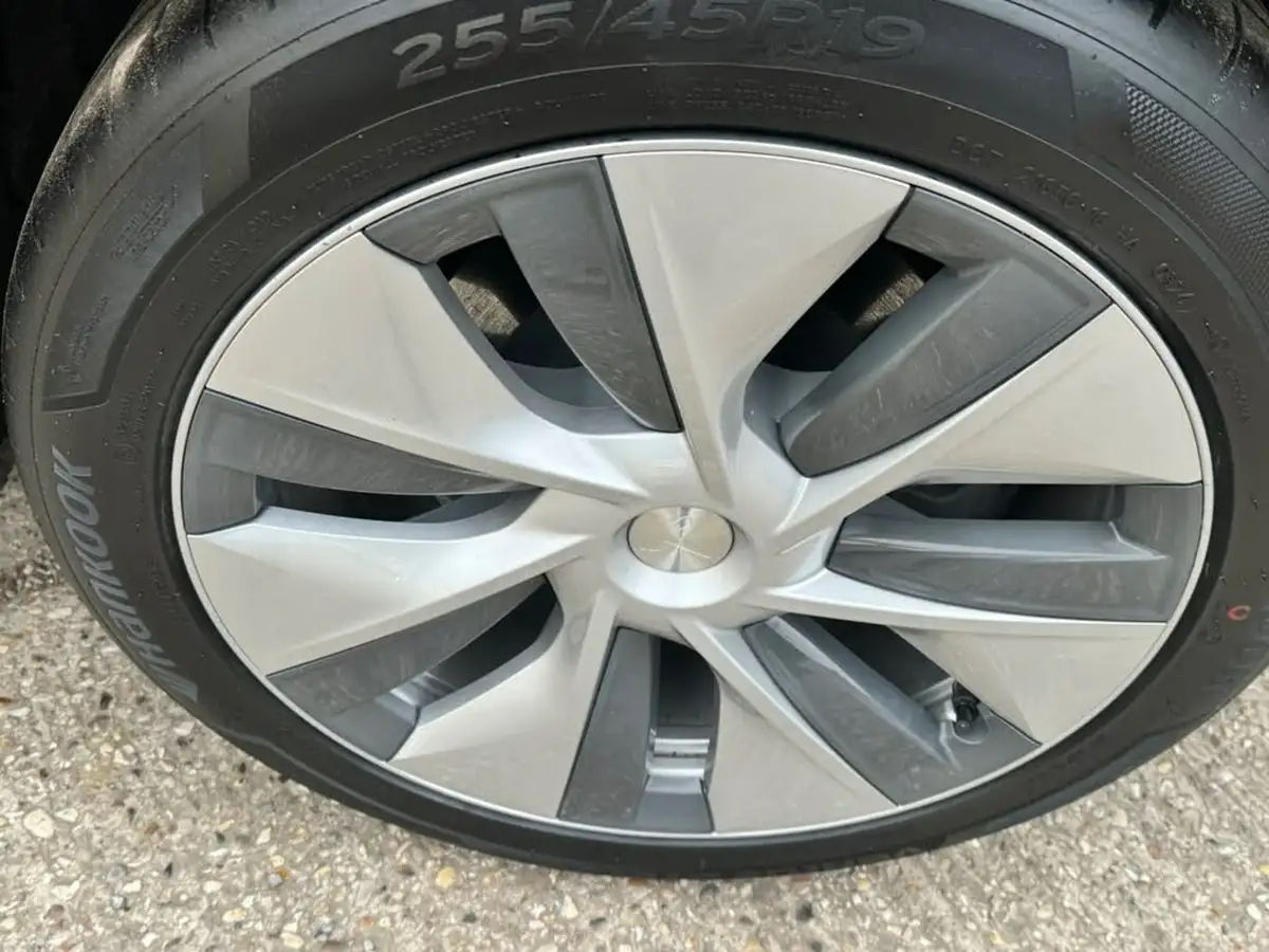 2023-tesla-model-y-e-rwd-big-3