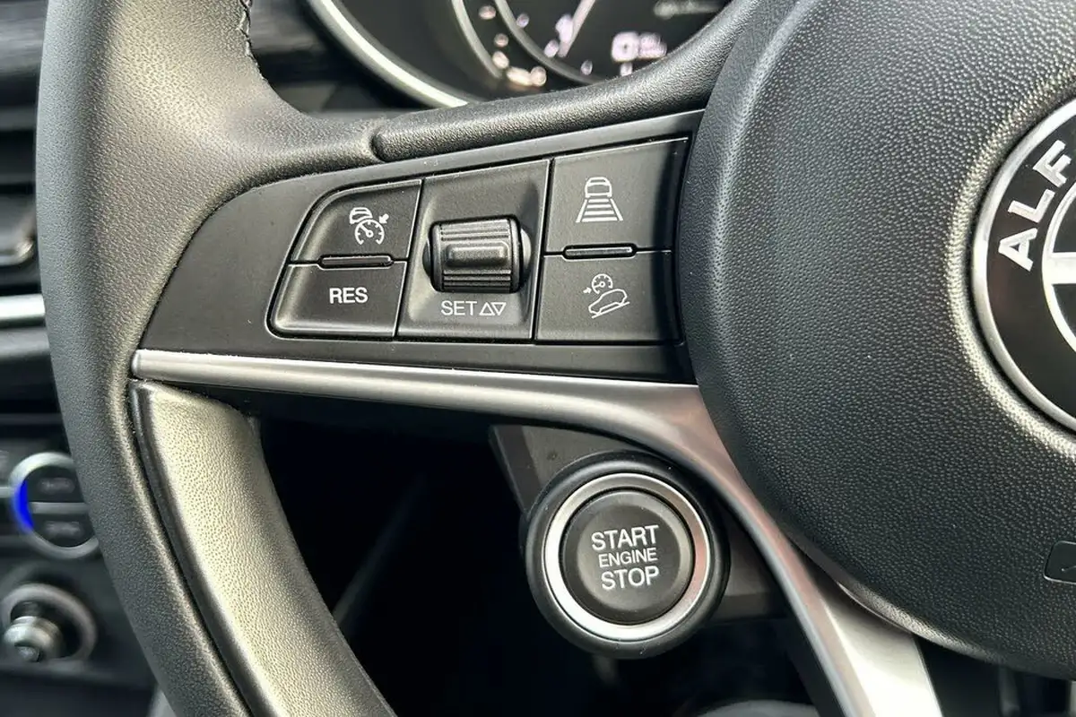 2020-alfa-romeo-stelvio-20-nero-edizione-big-13