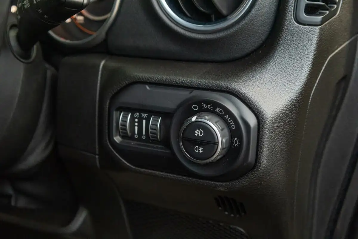 2019-jeep-wrangler-20-gme-overland-hard-5d-big-19