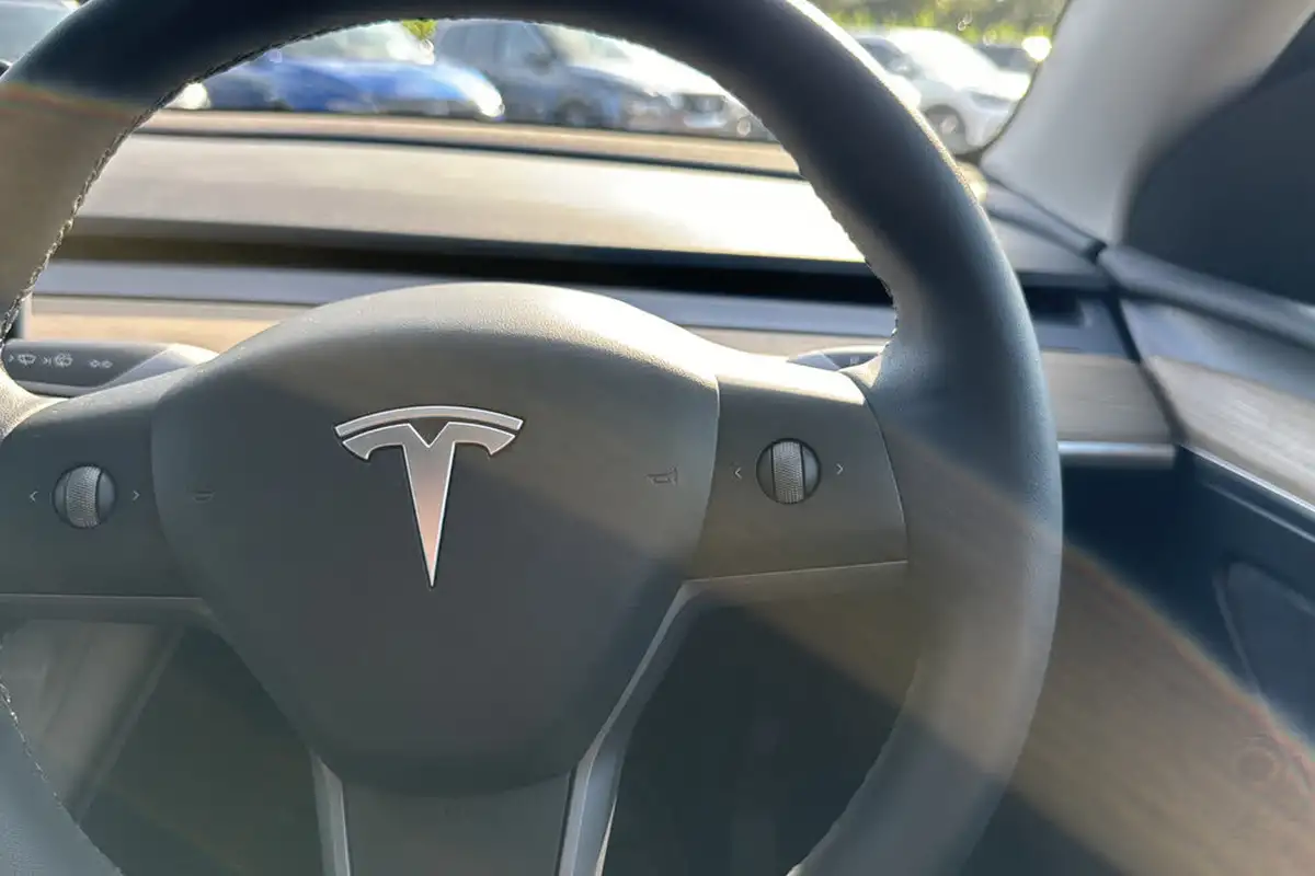 2022-tesla-model-y-e-long-range-big-17