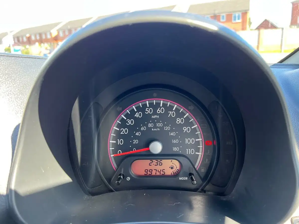 2011-suzuki-alto-10-sz2-big-17
