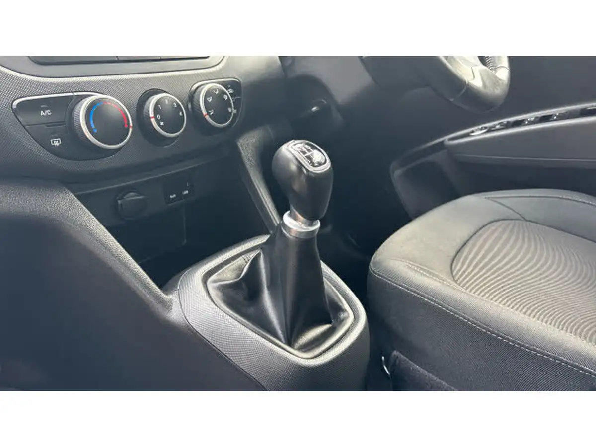 2019-hyundai-i10-10-se-67ps-big-12