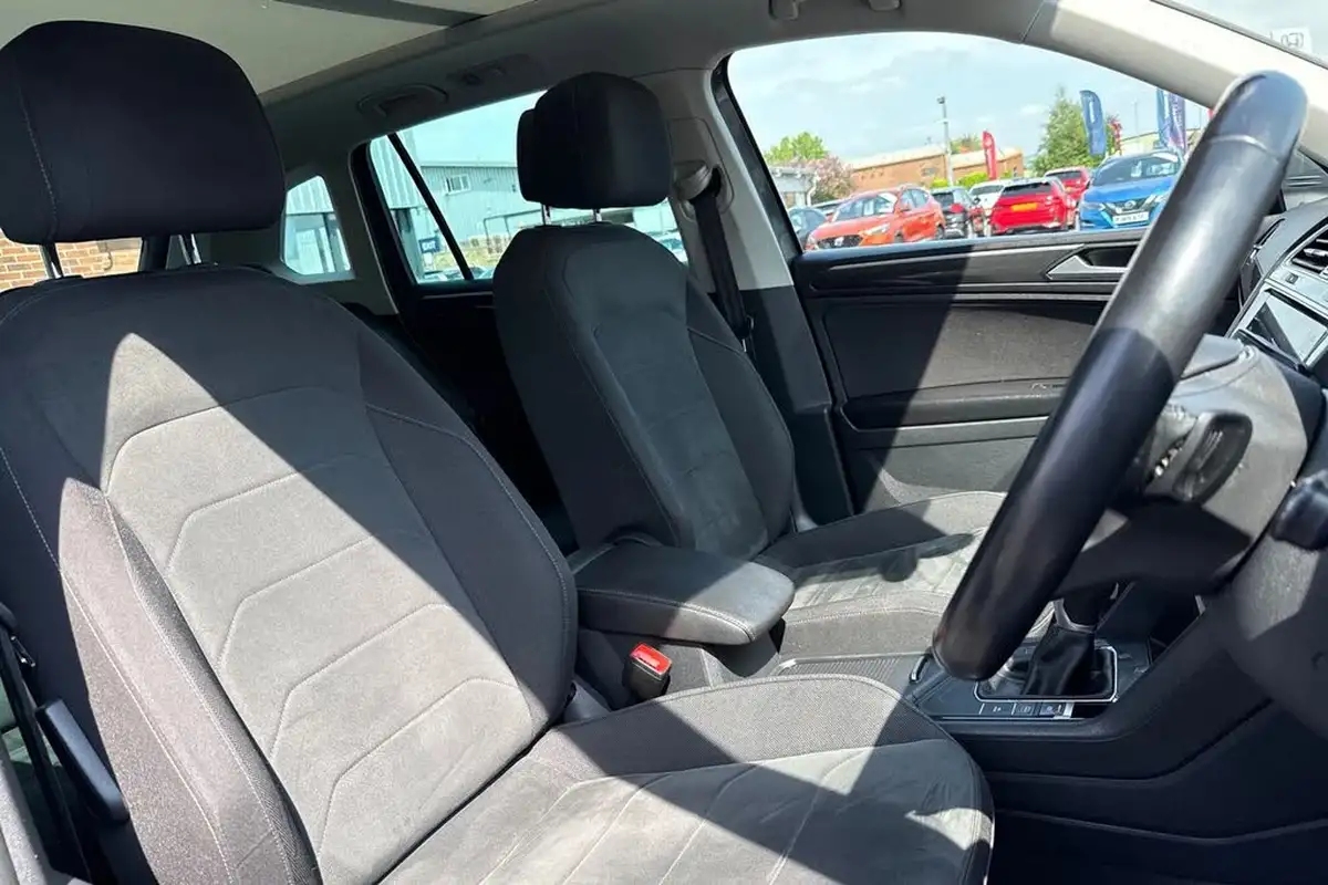 2022-volkswagen-tiguan-15-tsi-elegance-big-23