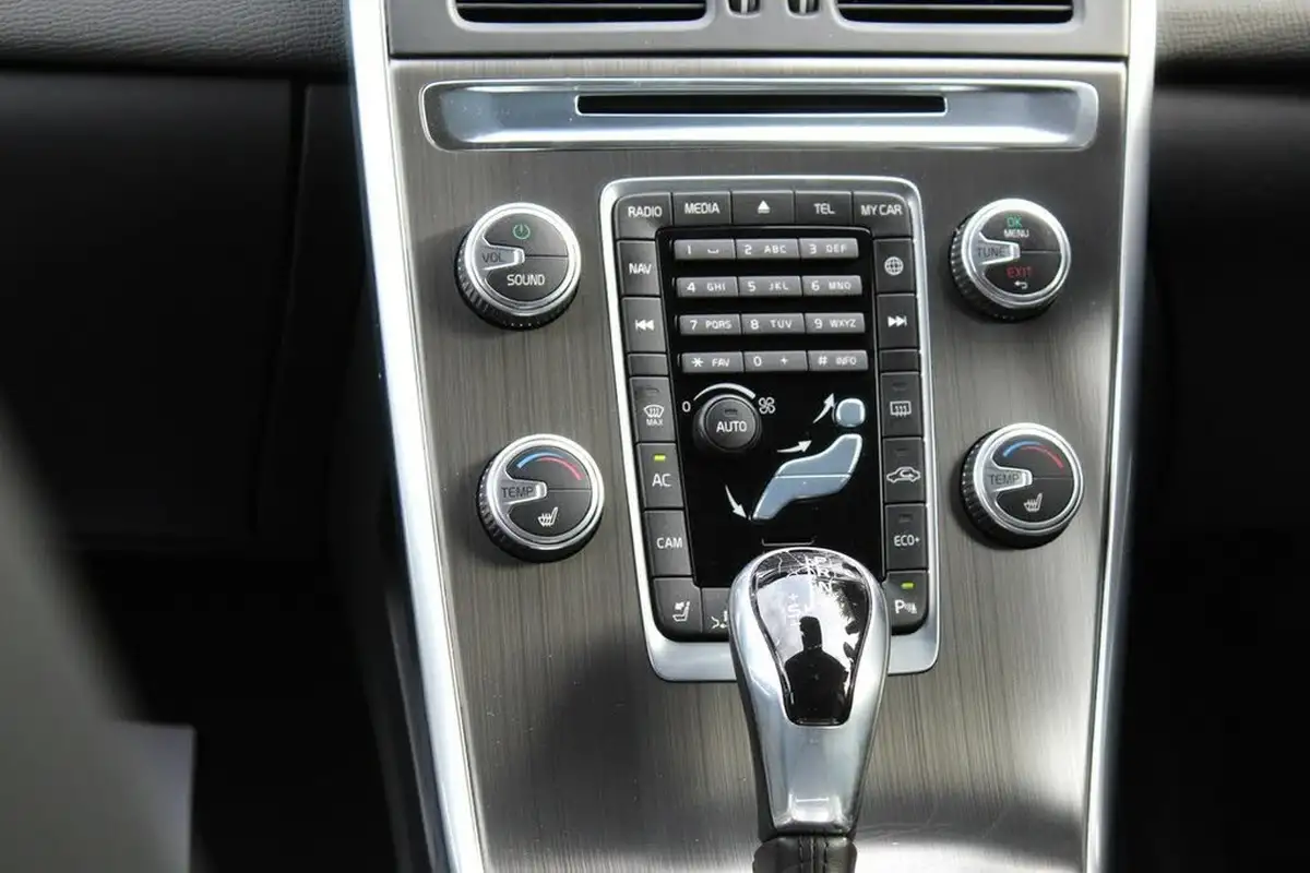 2015-volvo-xc60-big-33