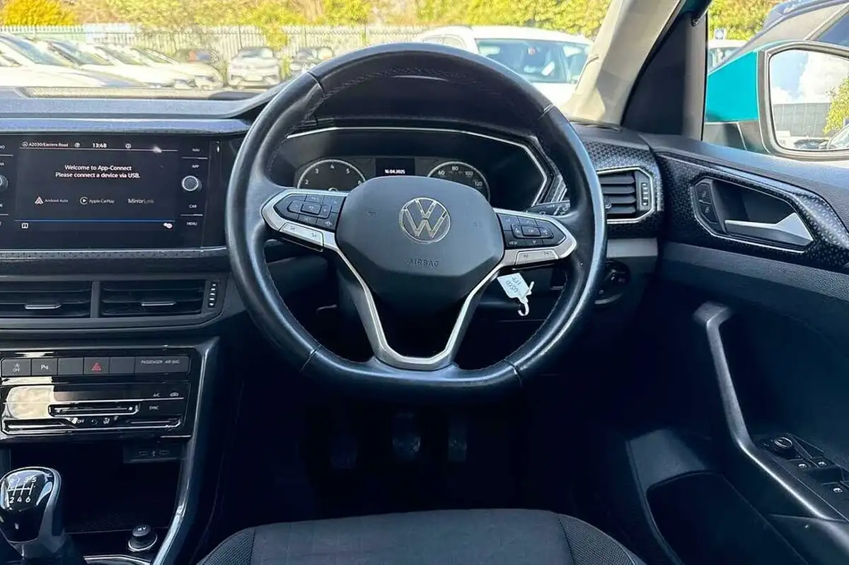 2022-volkswagen-t-cross-10-tsi-sel-big-12
