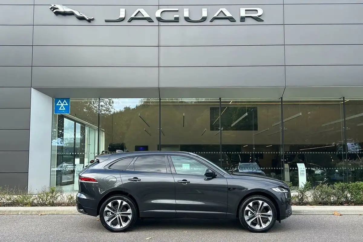 2024-jaguar-f-pace-20-d200-r-dynamic-hse-black-big-1