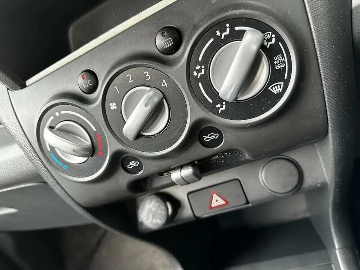 2014-suzuki-alto-10-sz3-big-20