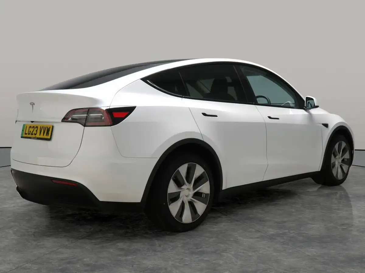 2023-tesla-model-y-e-rwd-big-10