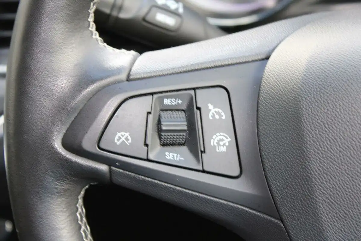 2019-vauxhall-astra-14i-16v-turbo-griffin-ss-big-11