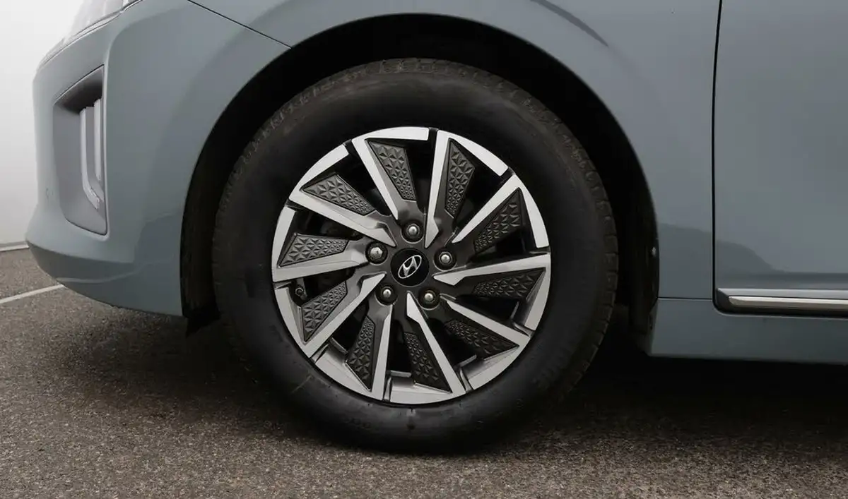 2022-hyundai-ioniq-e-premium-se-electric-big-18