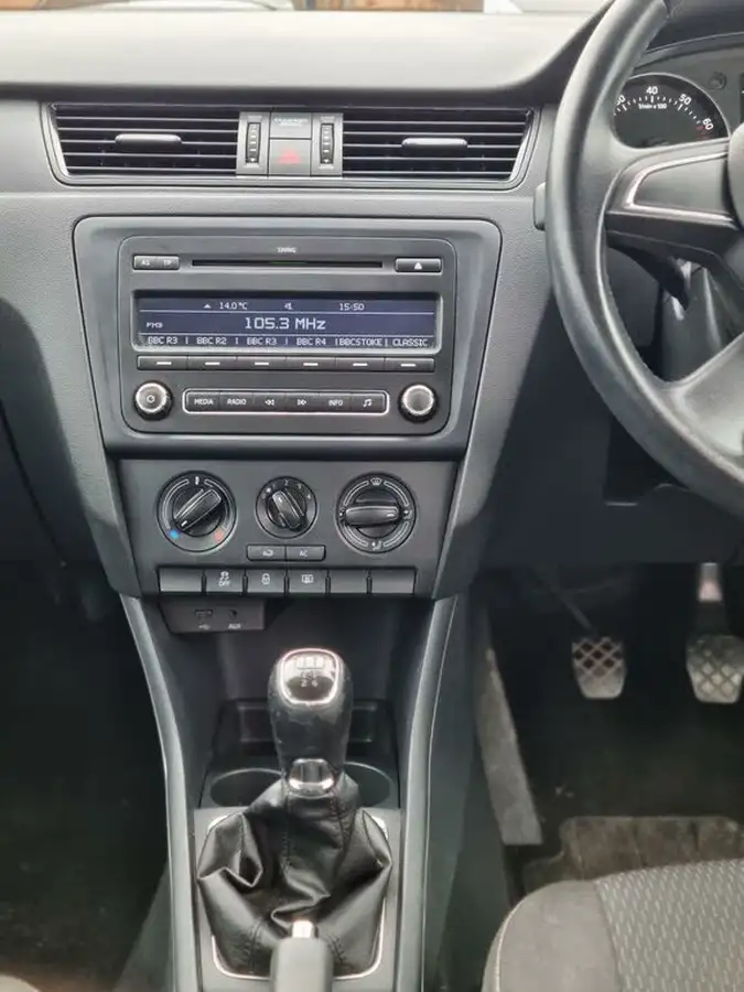 2013-skoda-rapid-12-se-86ps-big-11