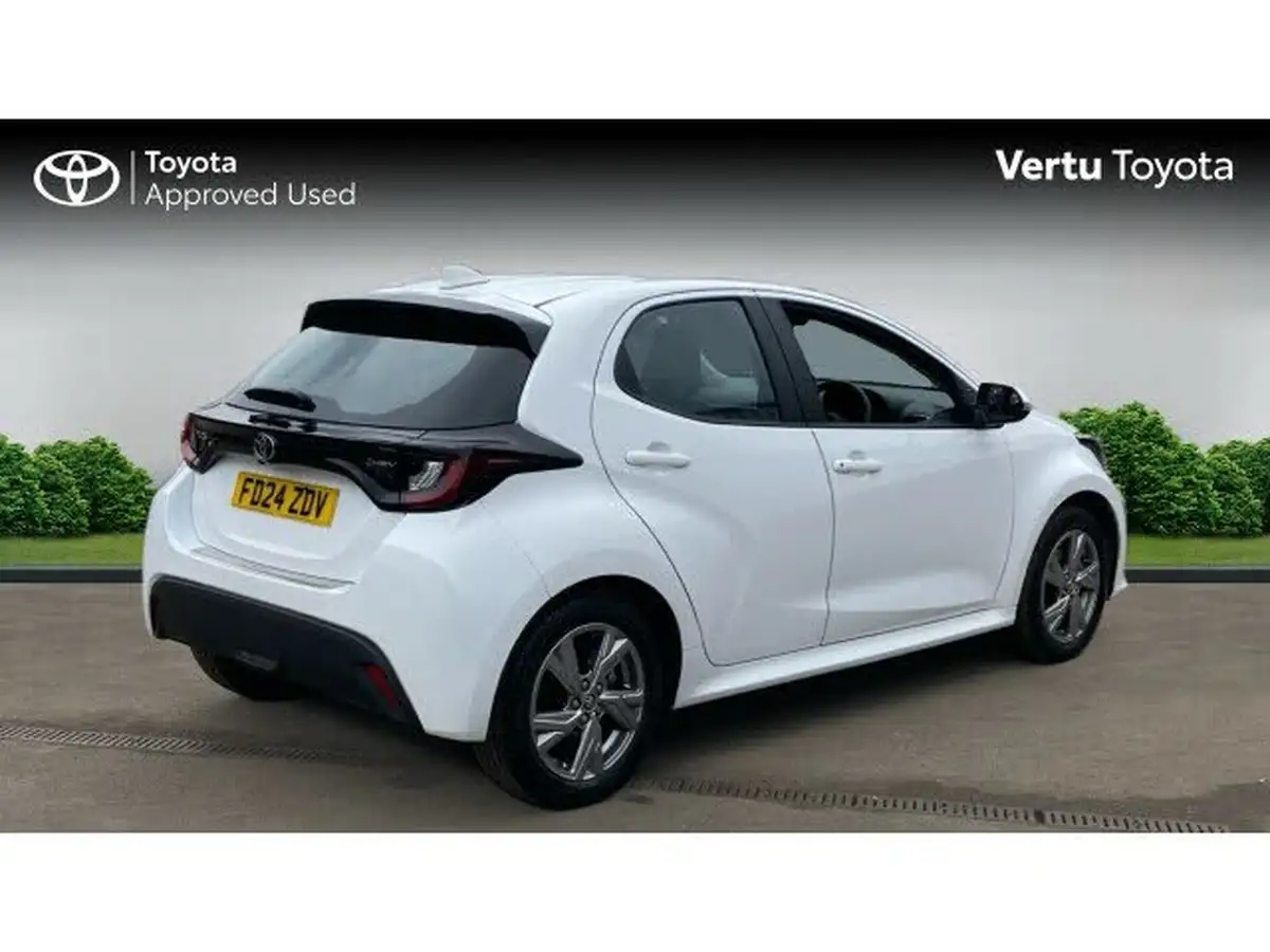 2024-toyota-yaris-15-vvt-i-icon-big-1