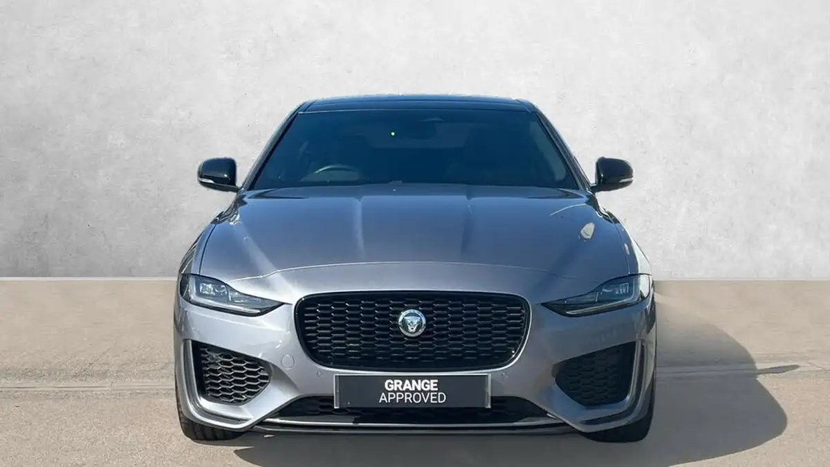 2023-jaguar-xe-big-6