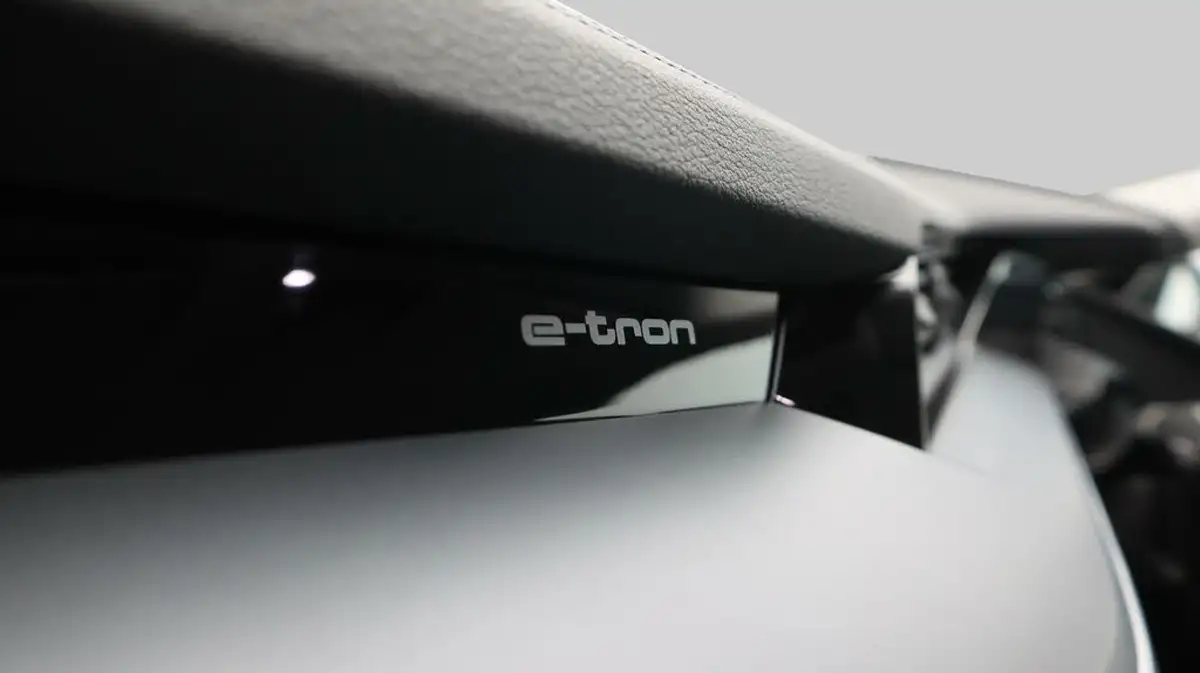2021-audi-e-tron-50e-technik-station-wagon-big-22