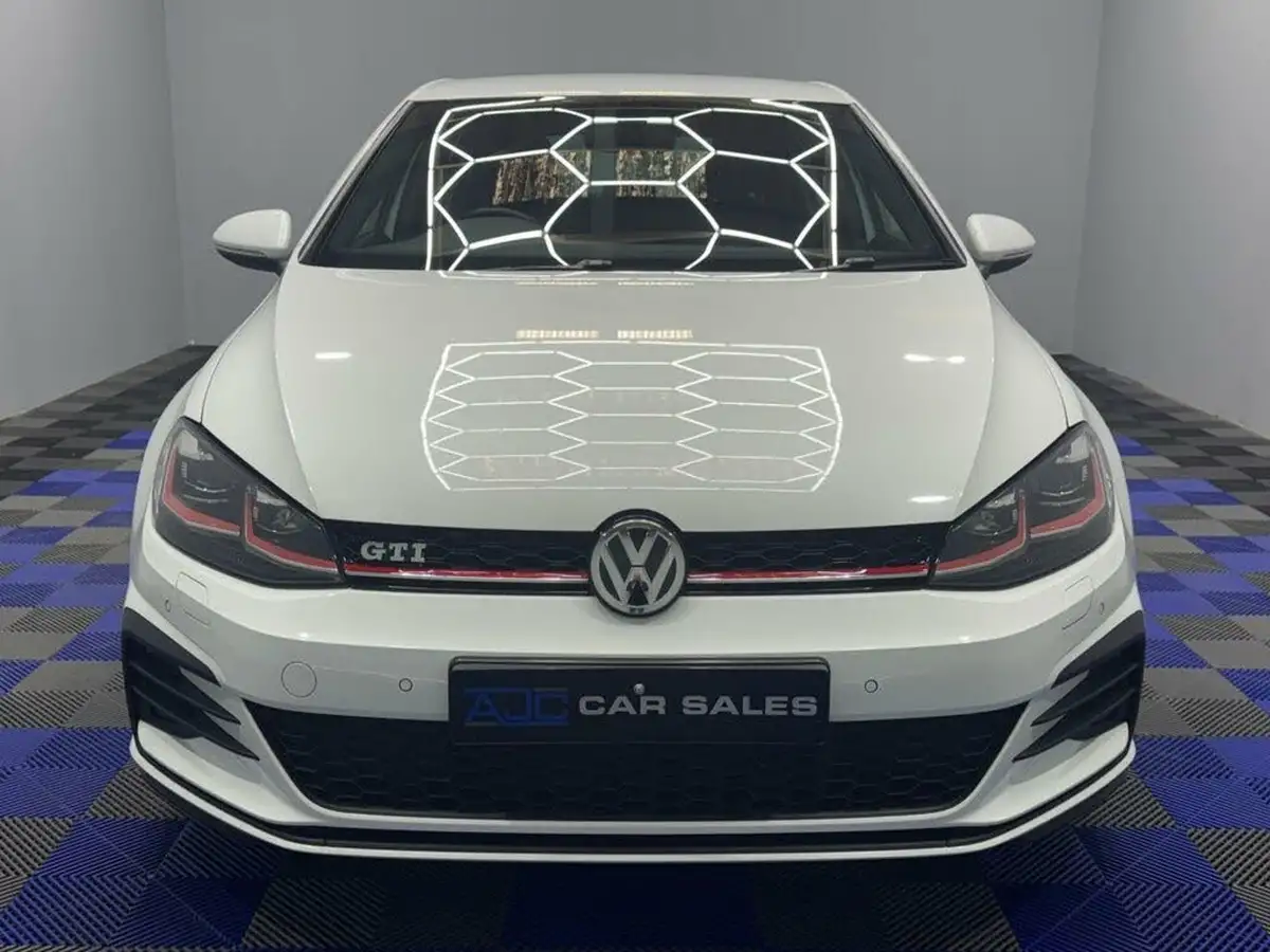 2018-volkswagen-golf-20-tsi-gti-5d-big-3