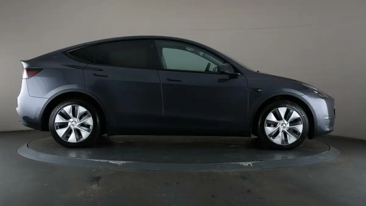 2022-tesla-model-y-e-long-range-big-52