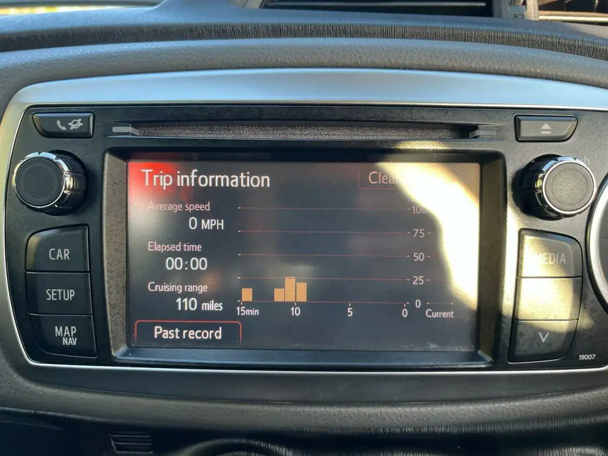 2012-toyota-yaris-10-tr-touch-go-5d-big-38