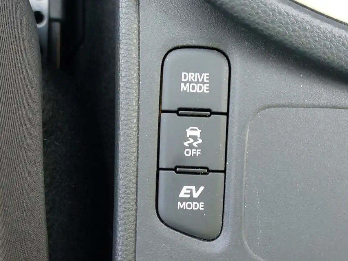 2024-mazda-mazda2-15-centre-line-big-14