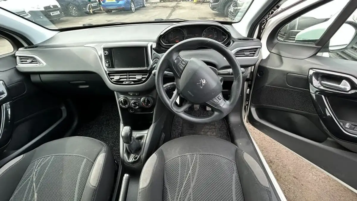 2014-peugeot-208-12-active-vti-3d-big-3