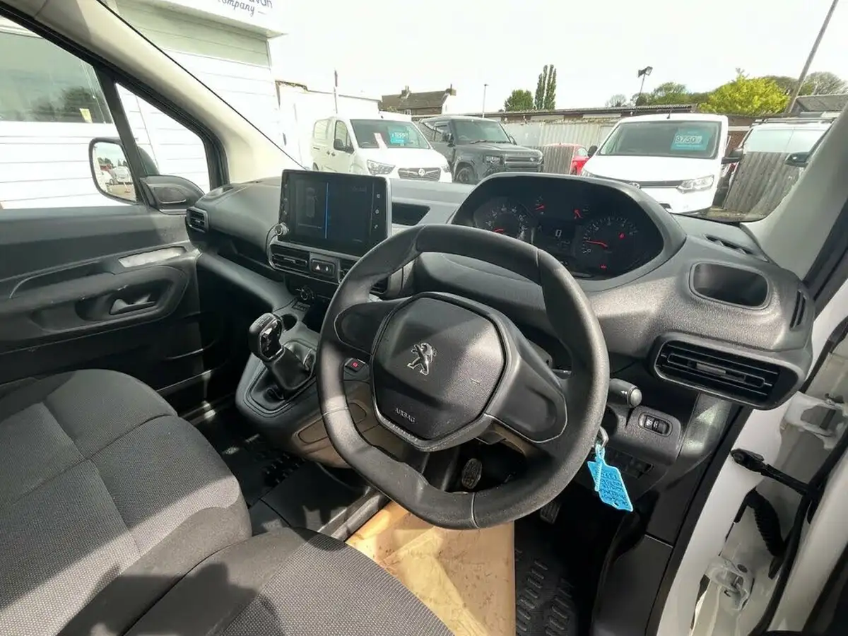 2020-peugeot-partner-15-bluehdi-1000-professional-100ps-eu6dt-panel-big-9