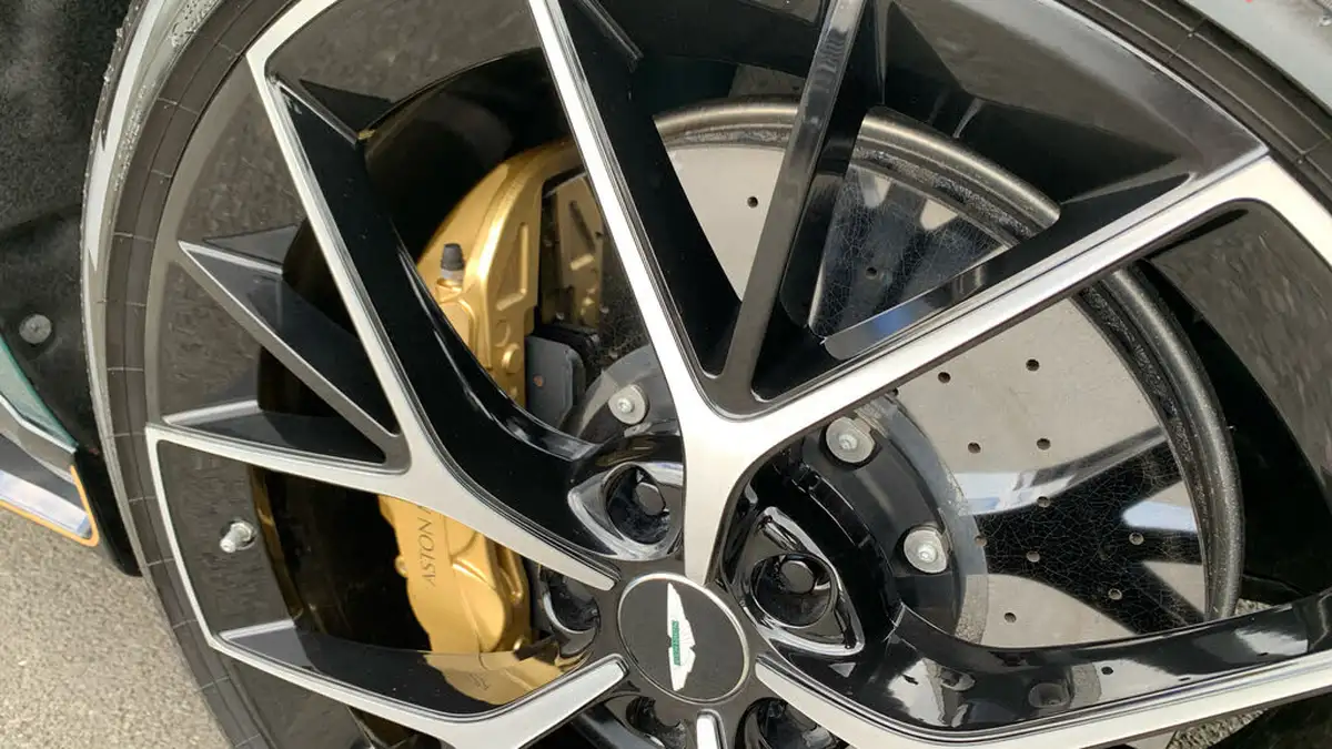 2024-aston-martin-dbx-40-v8-big-16