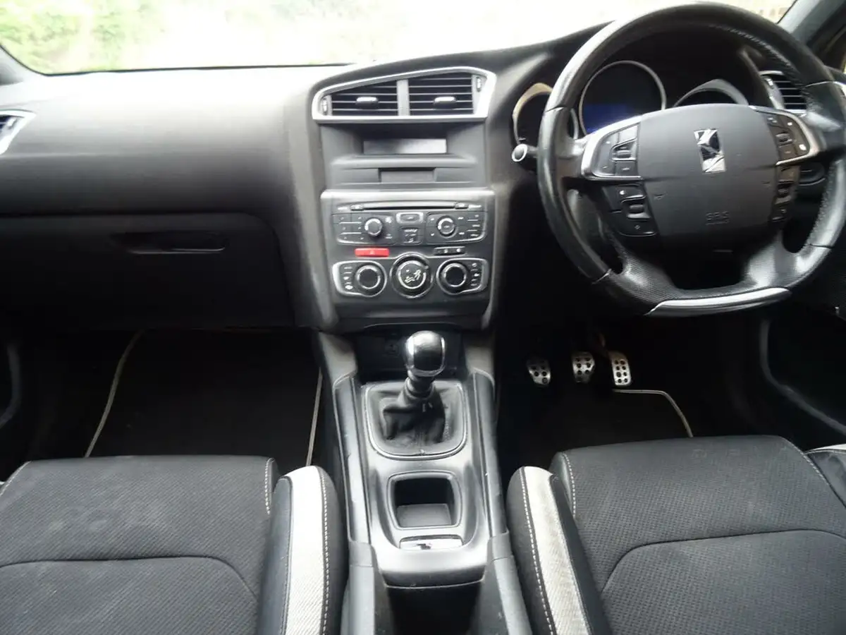 2013-citroen-ds4-20td-dstyle-big-1