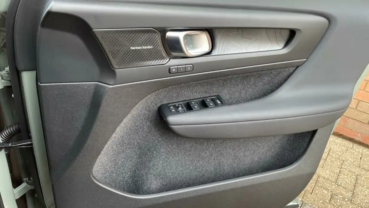 2025-volvo-ex40-e-ultra-big-14