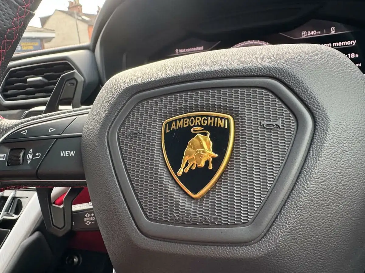 2021-lamborghini-urus-40-no-trim-big-41