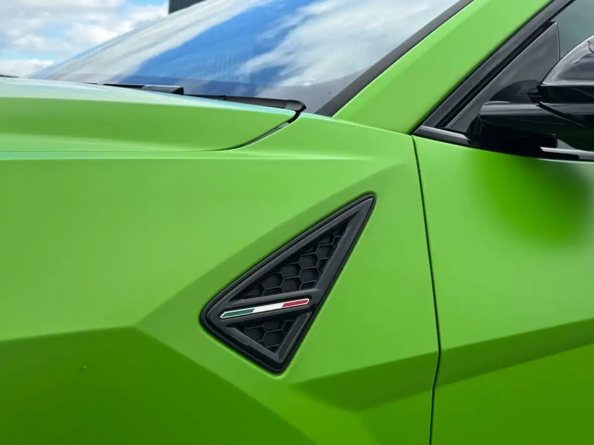 2021-lamborghini-urus-40-no-trim-big-17