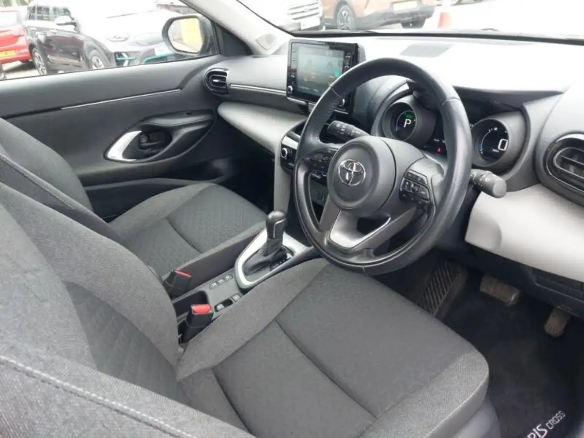 2021-toyota-yaris-cross-15-vvt-i-icon-big-17