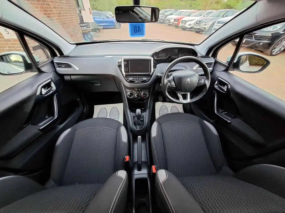 2016-peugeot-208-big-8