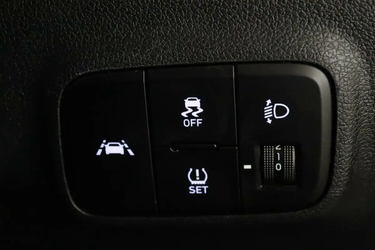 2021-hyundai-i10-12-se-connect-big-14