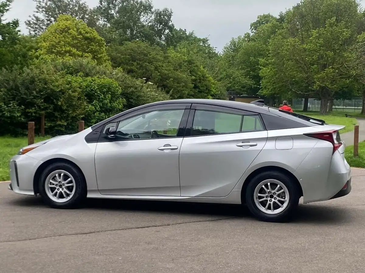 2019-toyota-prius-big-12