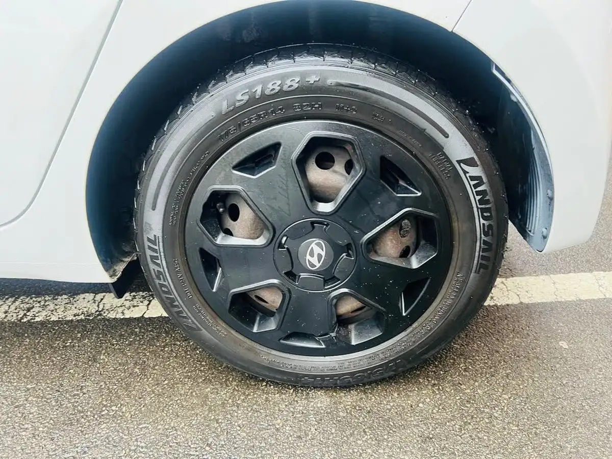 2014-hyundai-i10-10-s-air-big-35
