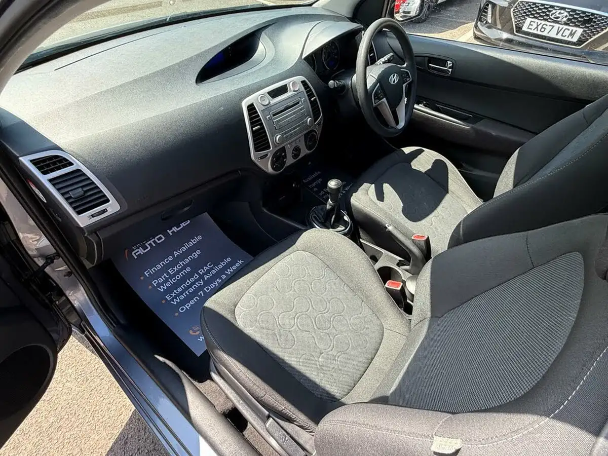 2011-hyundai-i20-12-comfort-3d-big-32